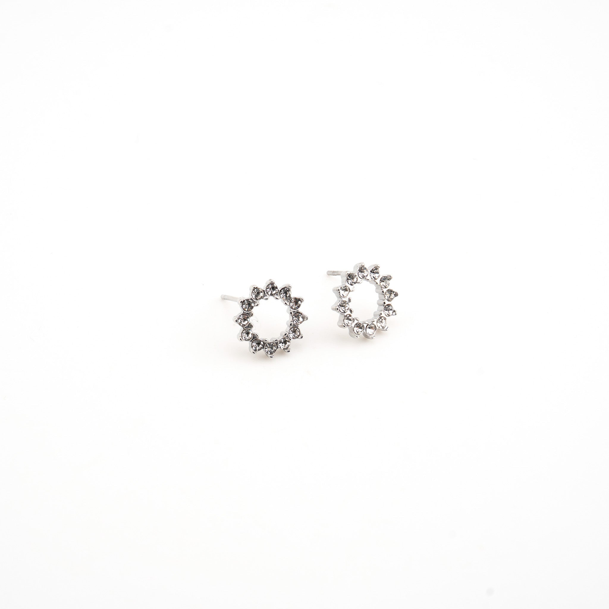 Arete plateado con cristales