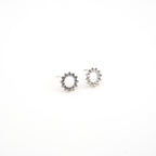 Arete plateado con cristales