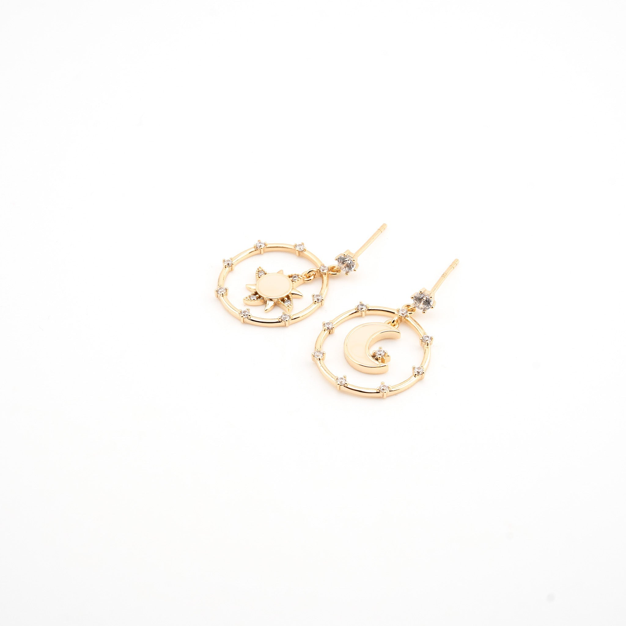 Aretes dorados con sol y luna al centro rodeados de zirconias.