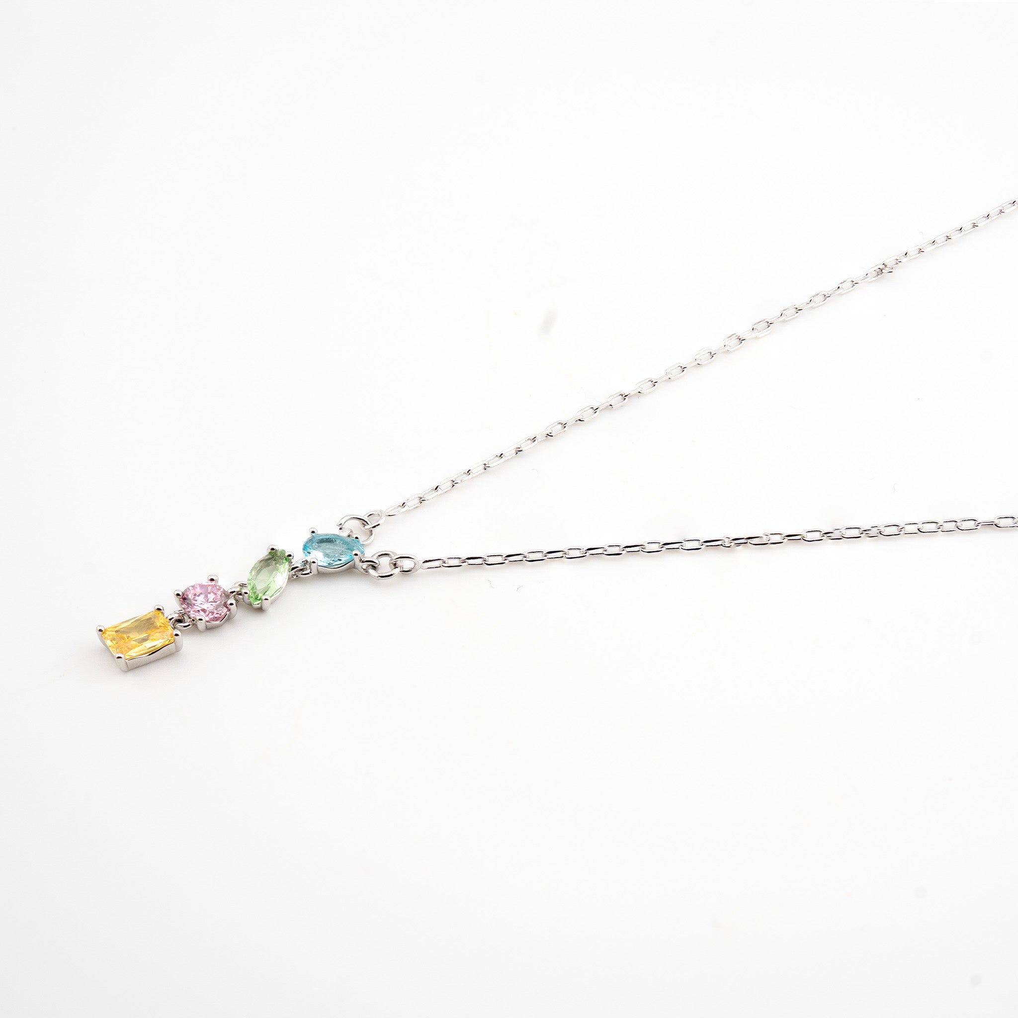 Collar plateado con dije con cristales de colores