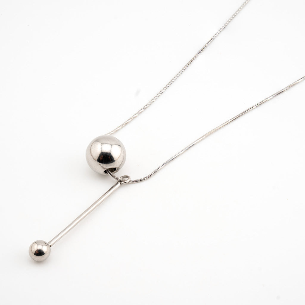 Collar plateado con dije de esfera