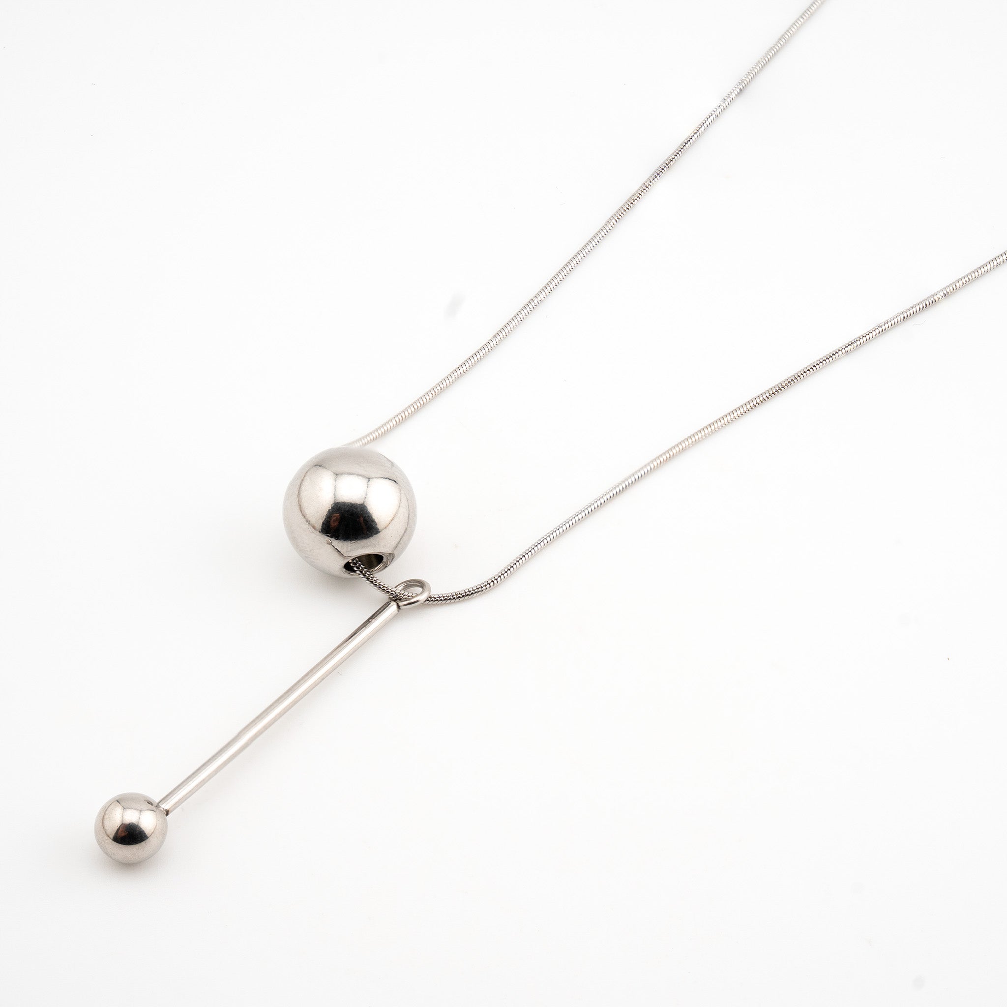 Collar plateado con dije de esfera