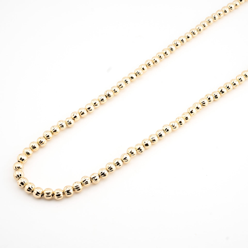 Collar dorado con esferas
