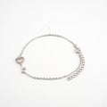 Pulsera plateada con dije de llave con cristales