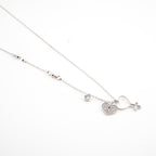 Collar plateado con dije de corazón con cristales