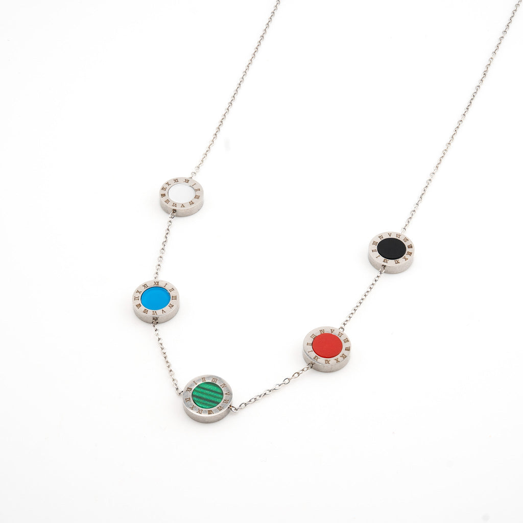 Collar plateado con doble vista, los dijes sol de colores y por otro lado negros