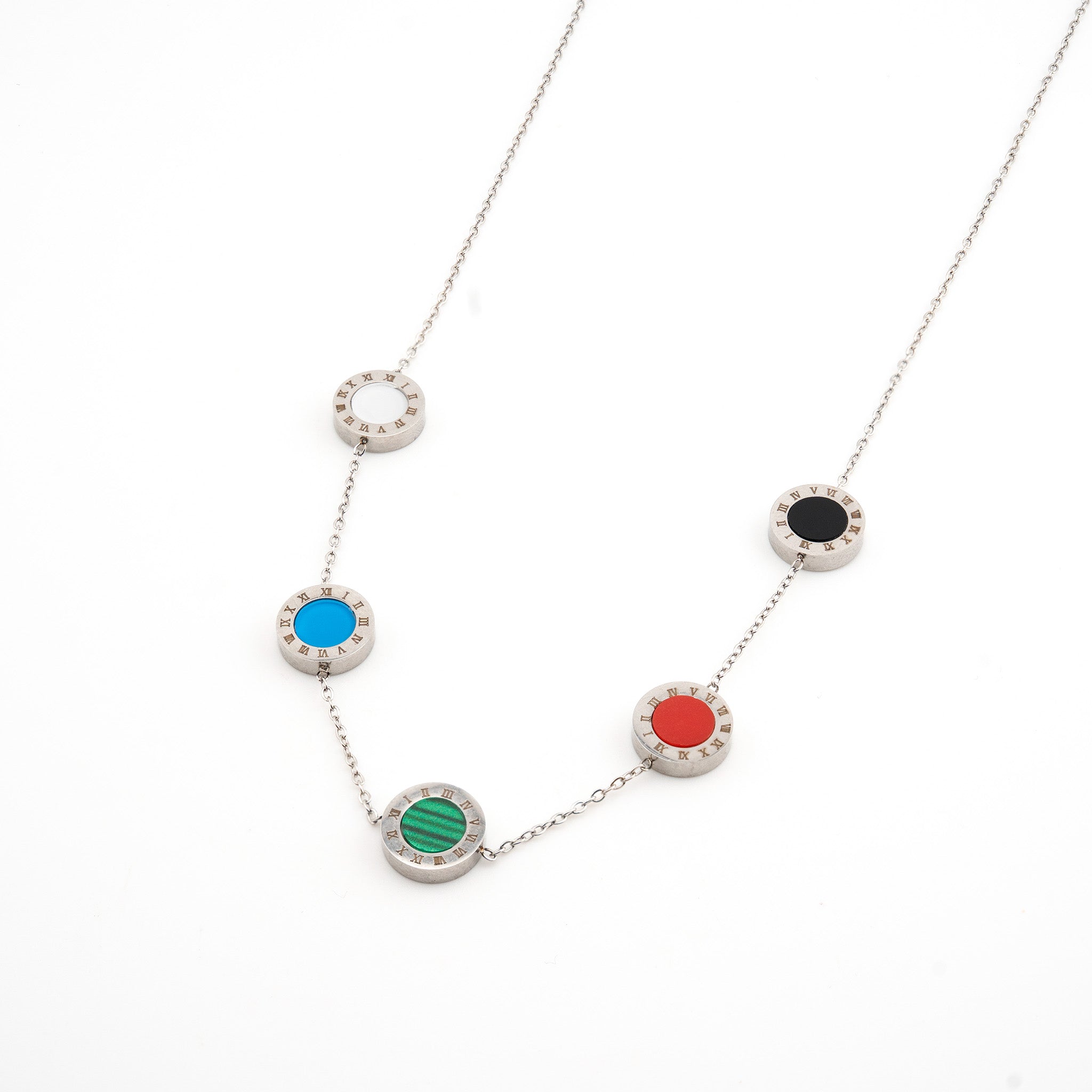 Collar plateado con doble vista, los dijes sol de colores y por otro lado negros