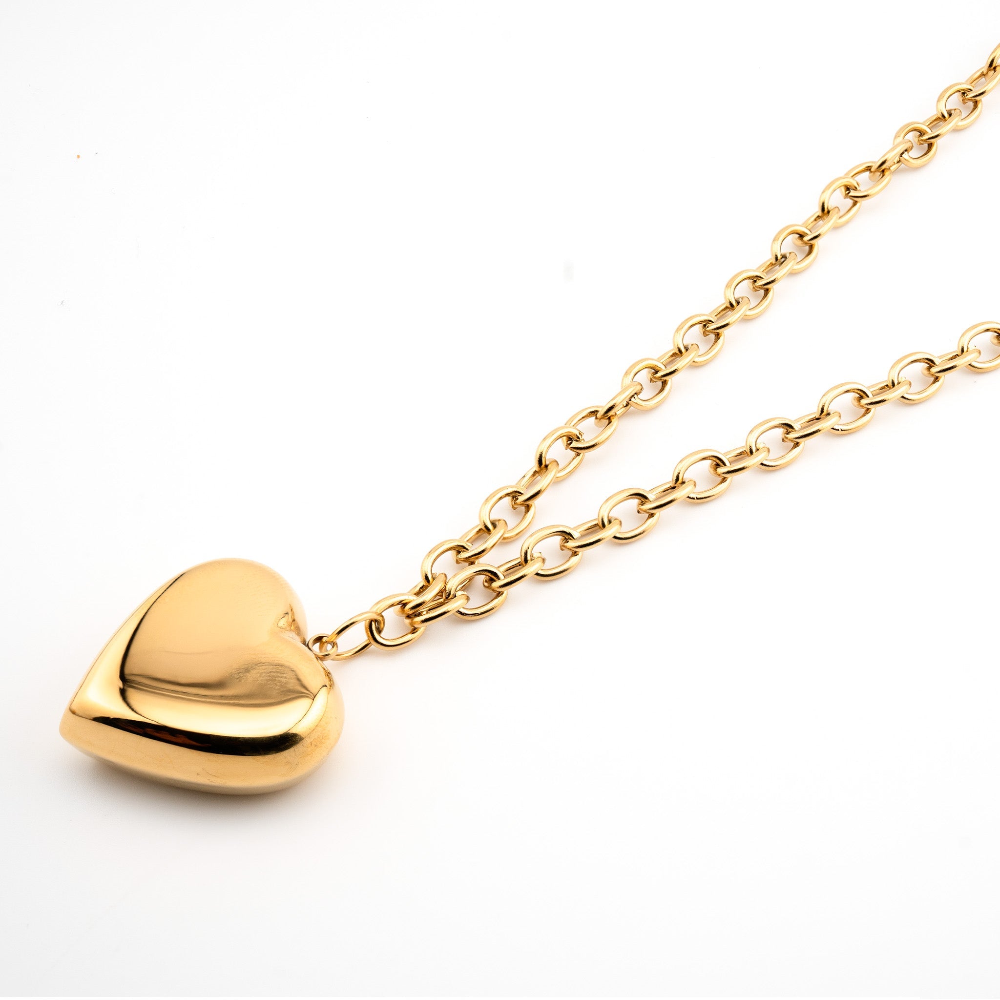 Collar dorado con dije de corazón