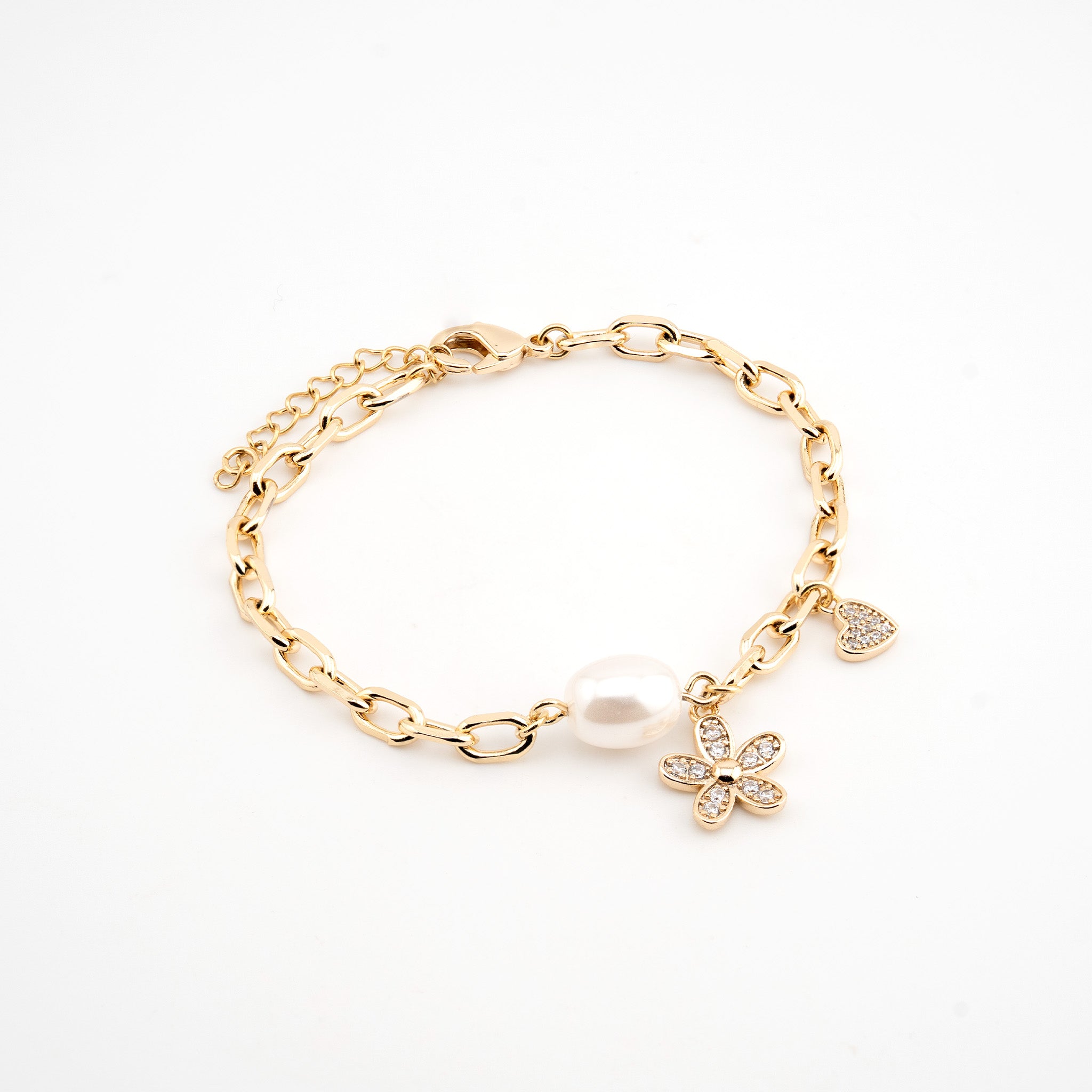 Pulsera dorada con dije de flor y corazón con cristales y una perla sintética