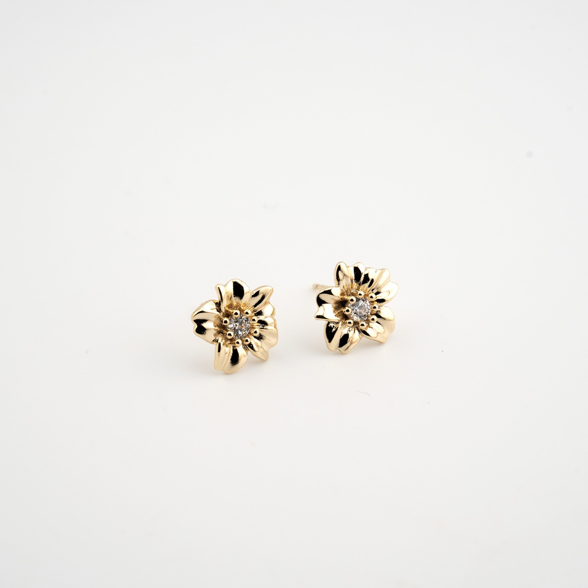 Arete en forma de flor con zirconias al centro