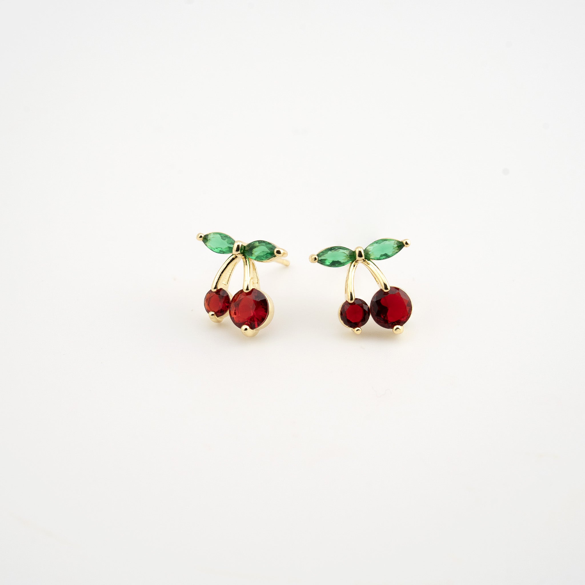 Arete en forma de cereza con cristales verdes y rojos