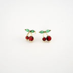 Arete en forma de cereza con cristales verdes y rojos