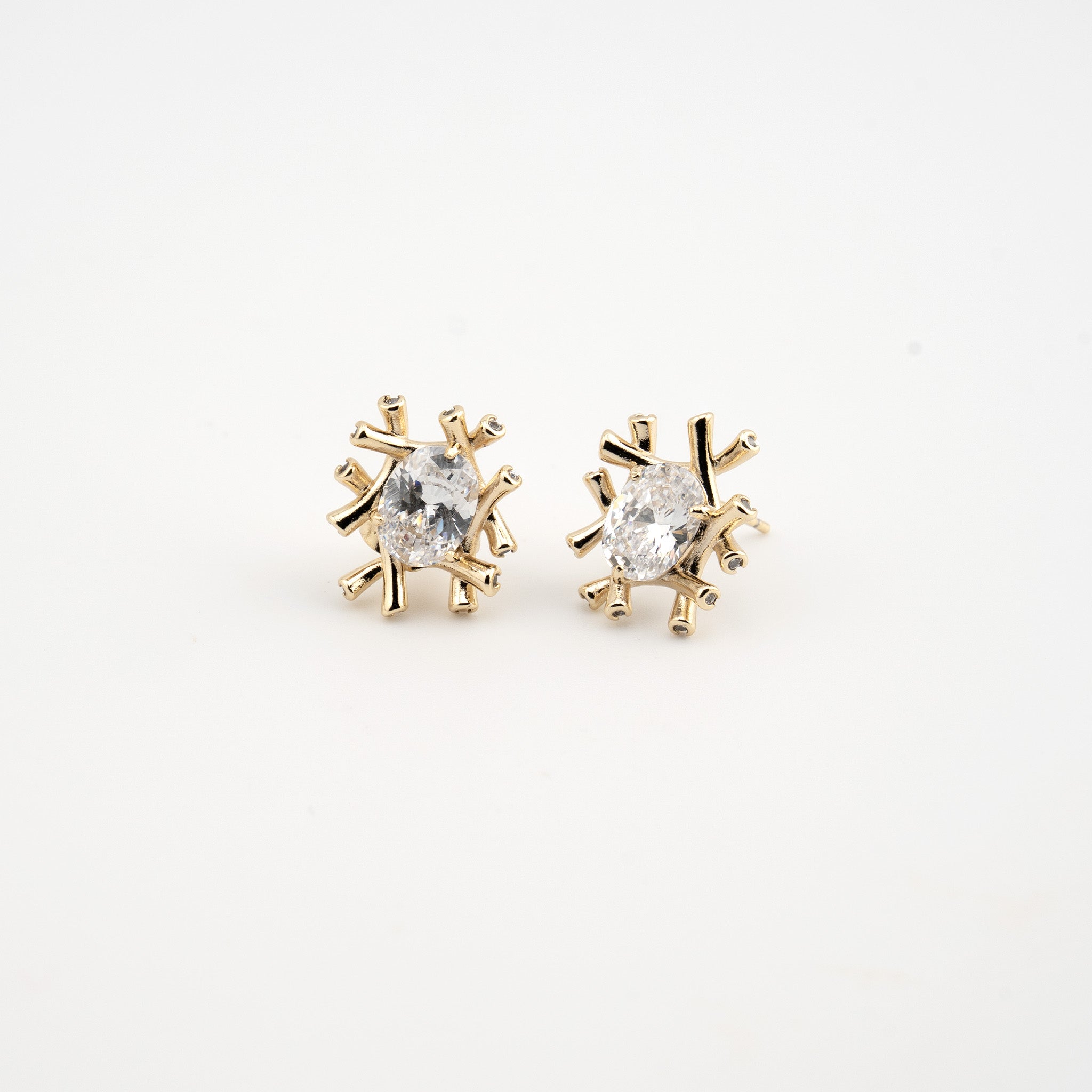 Arete dorado con cristal