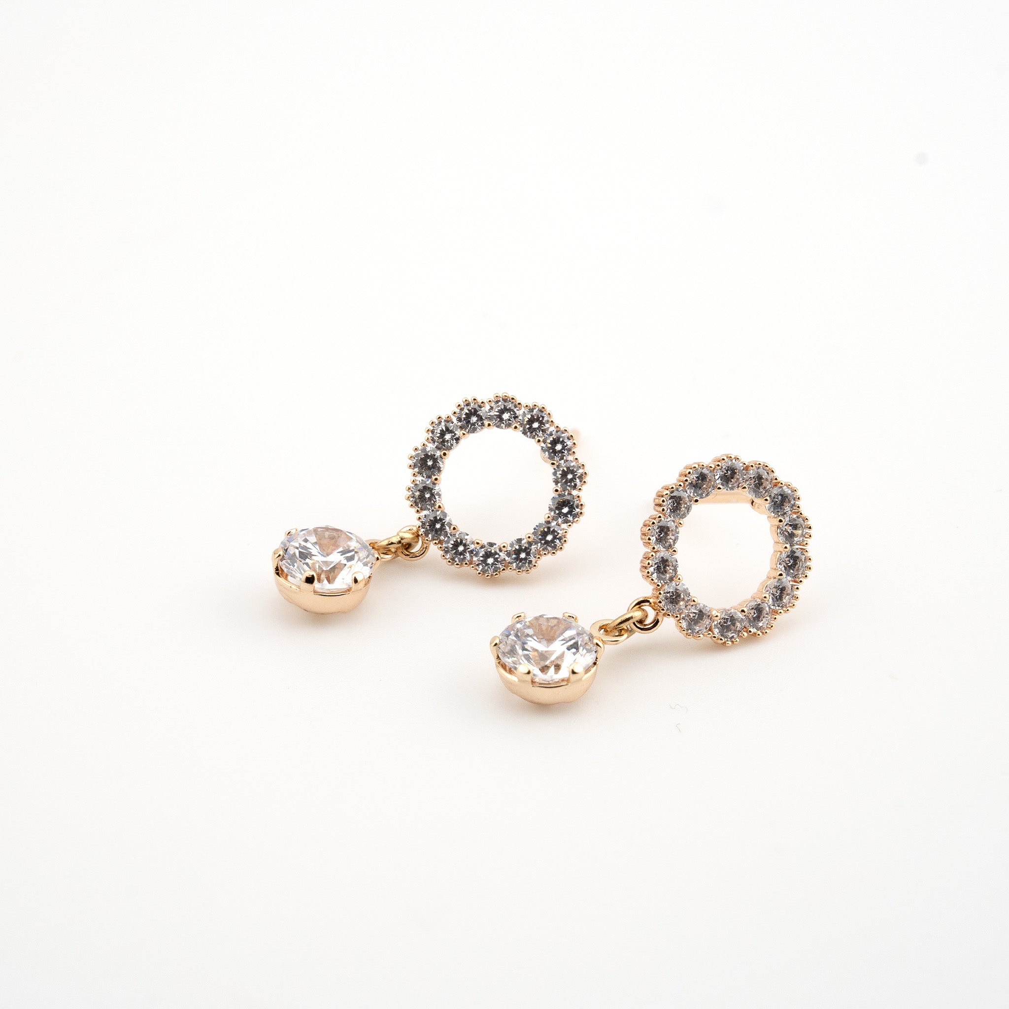 Arete con zirconias y un colgante de cristal