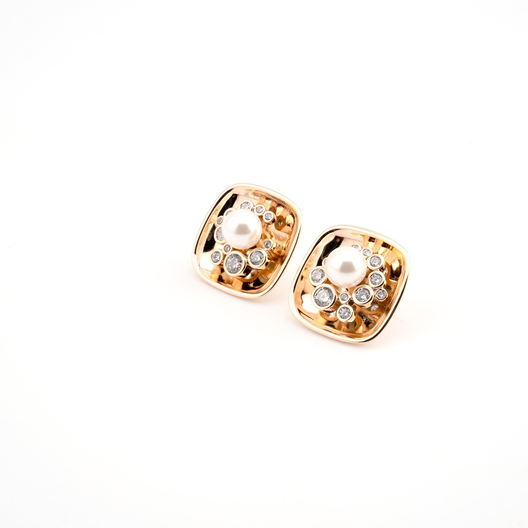 Arete dorado con perla sintetica y zirconias 