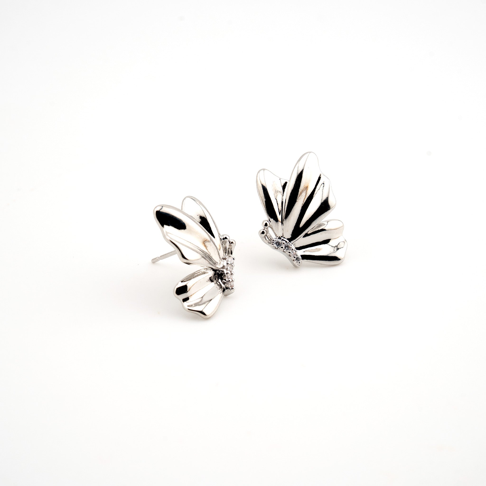 Arete plateado en forma de mariposa con cristales