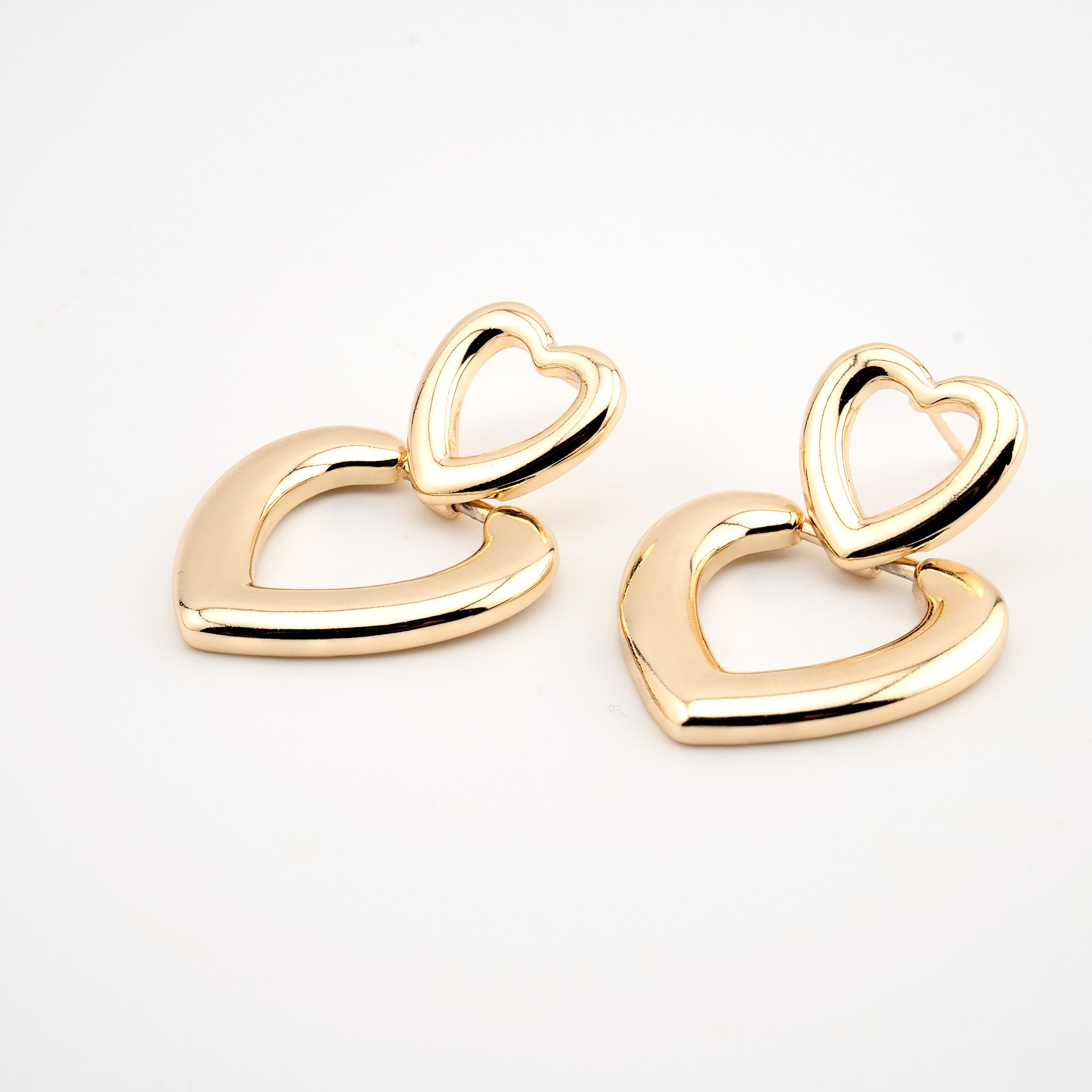 Arete dorado en forma de corazón