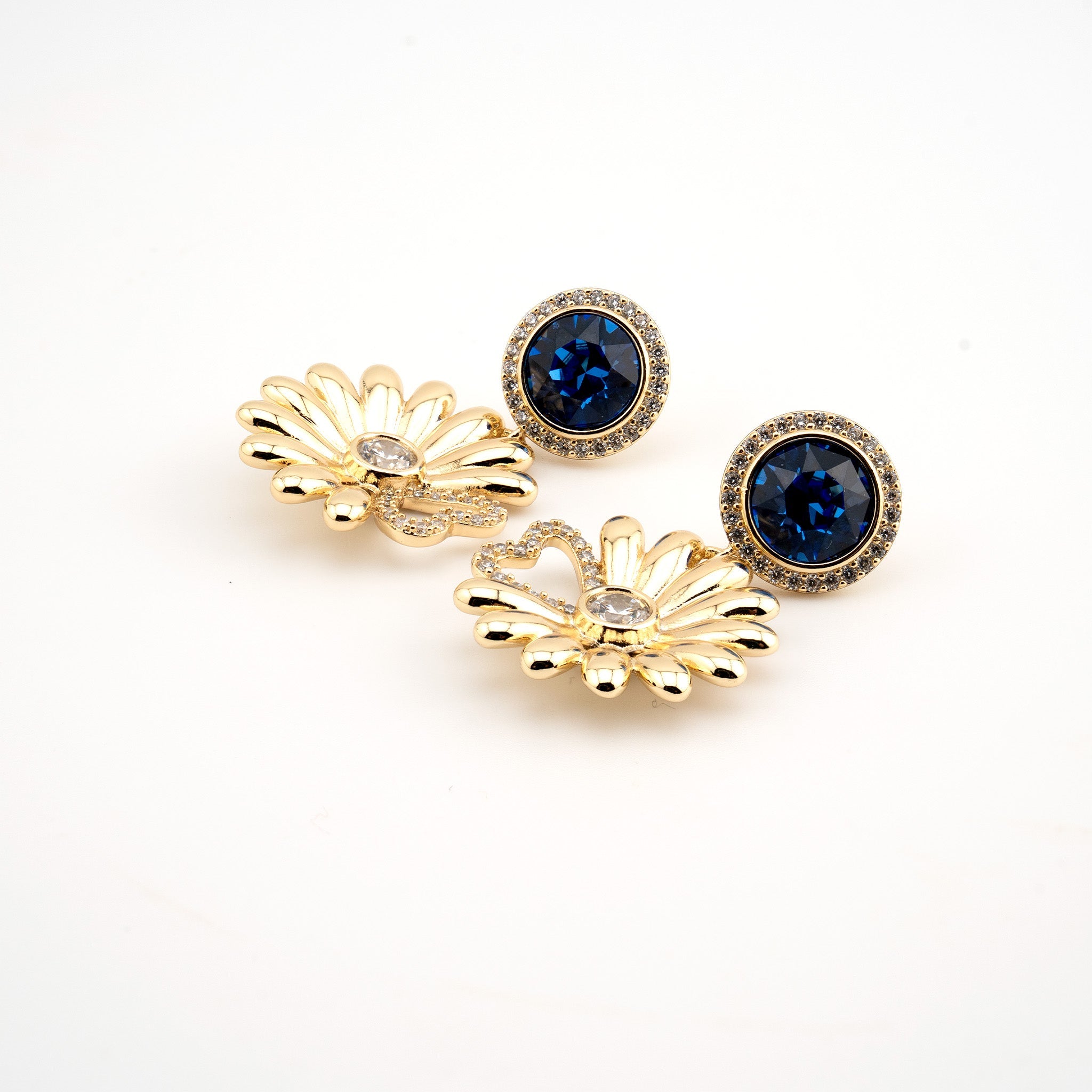 Arete con cristal azul y zirconias con un colgante en forma de flor