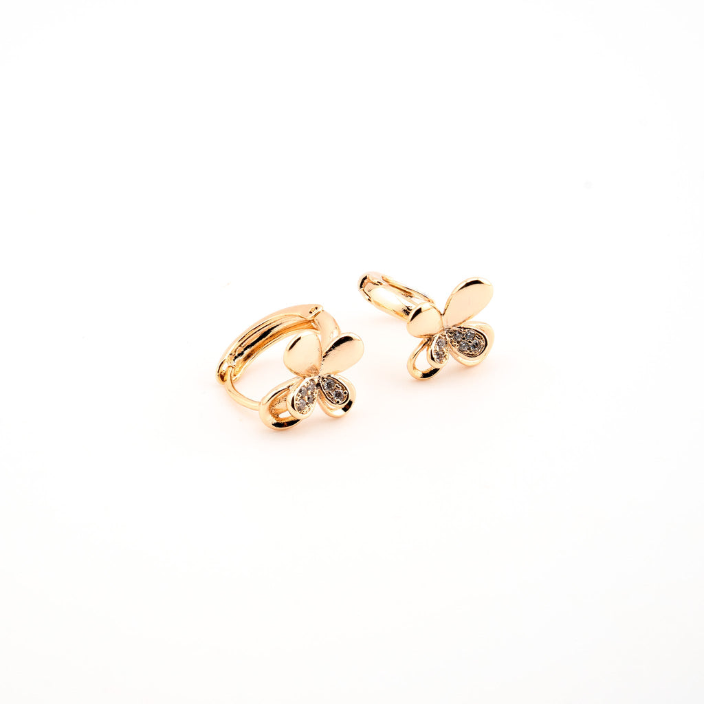 Huggie dorado con mariposas con zirconias