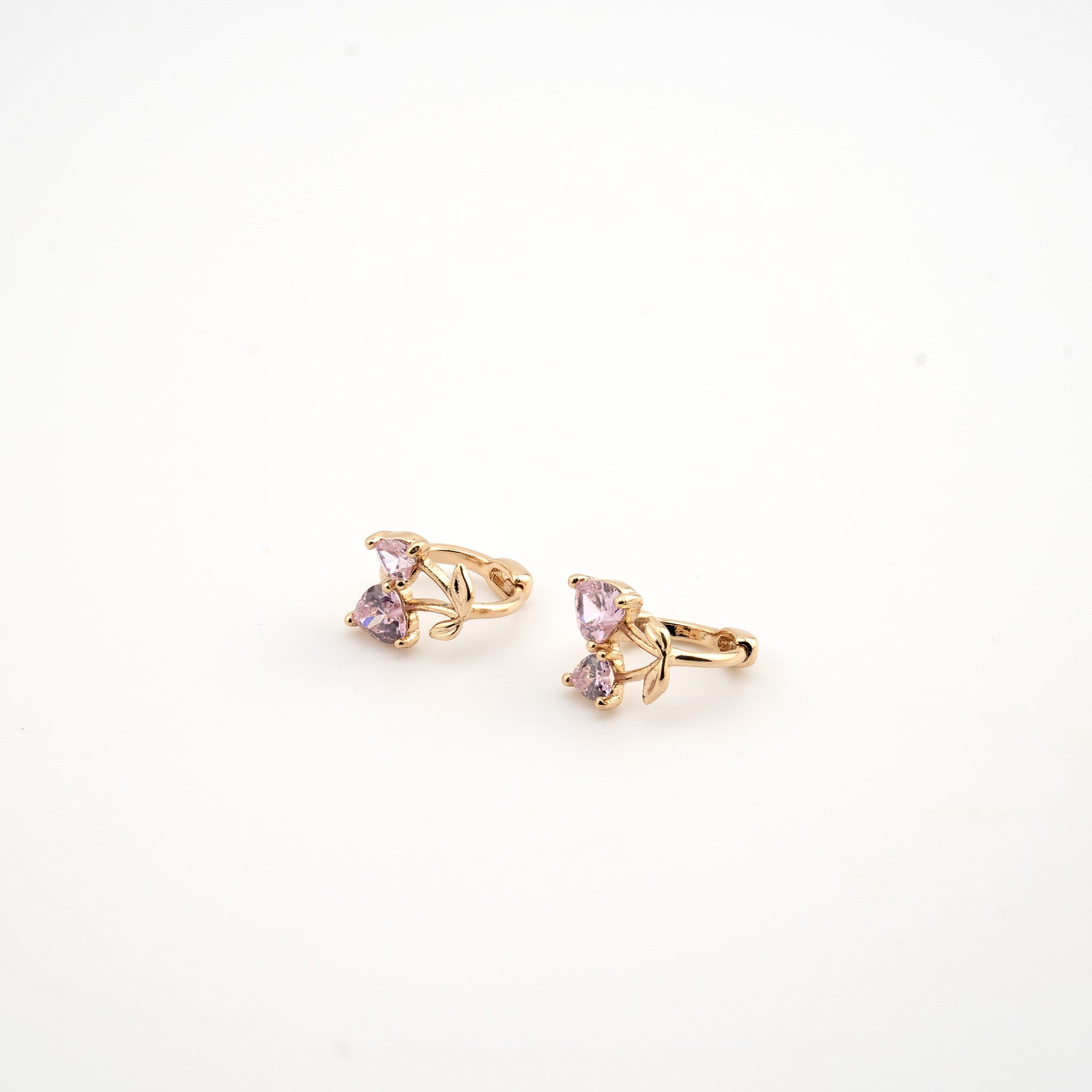 Huggie dorado con cerezas con cristales color rosa 