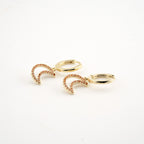 Huggie dorado con colgante con luna con cristales rosas 