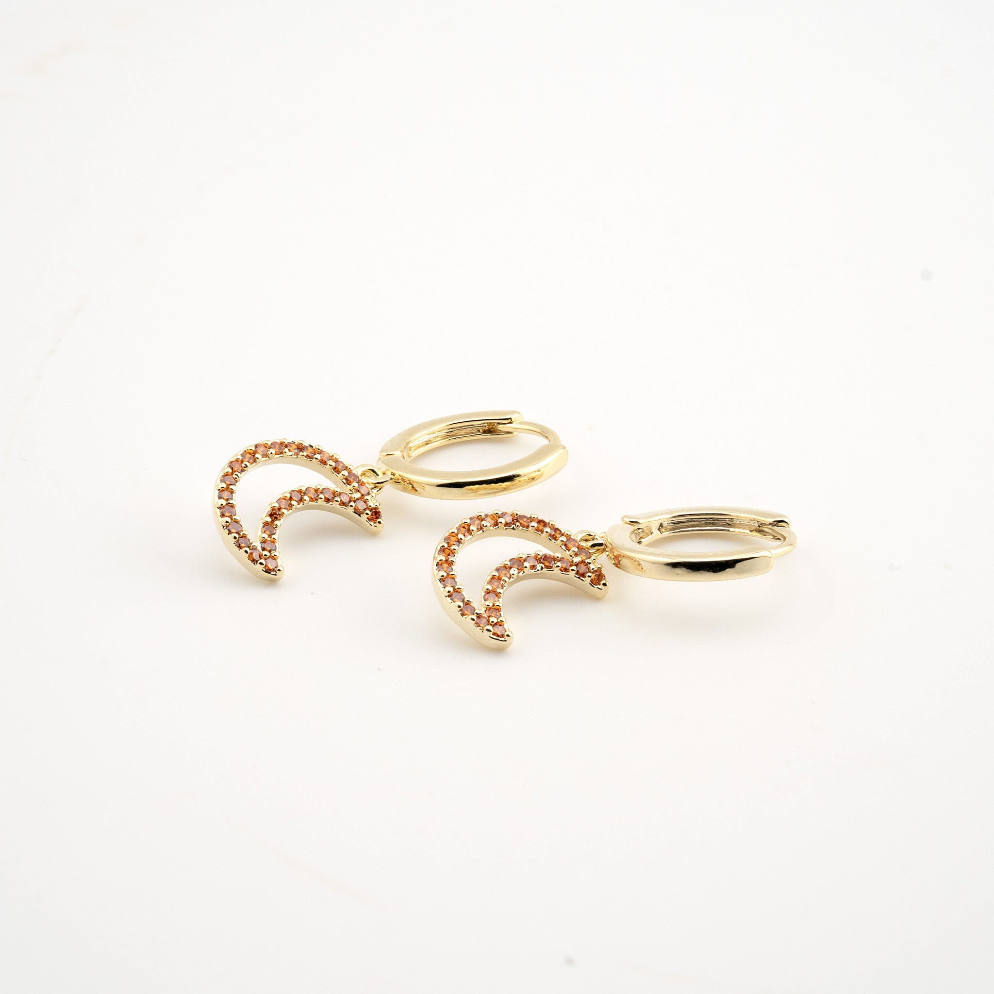 Huggie dorado con colgante con luna con cristales rosas 