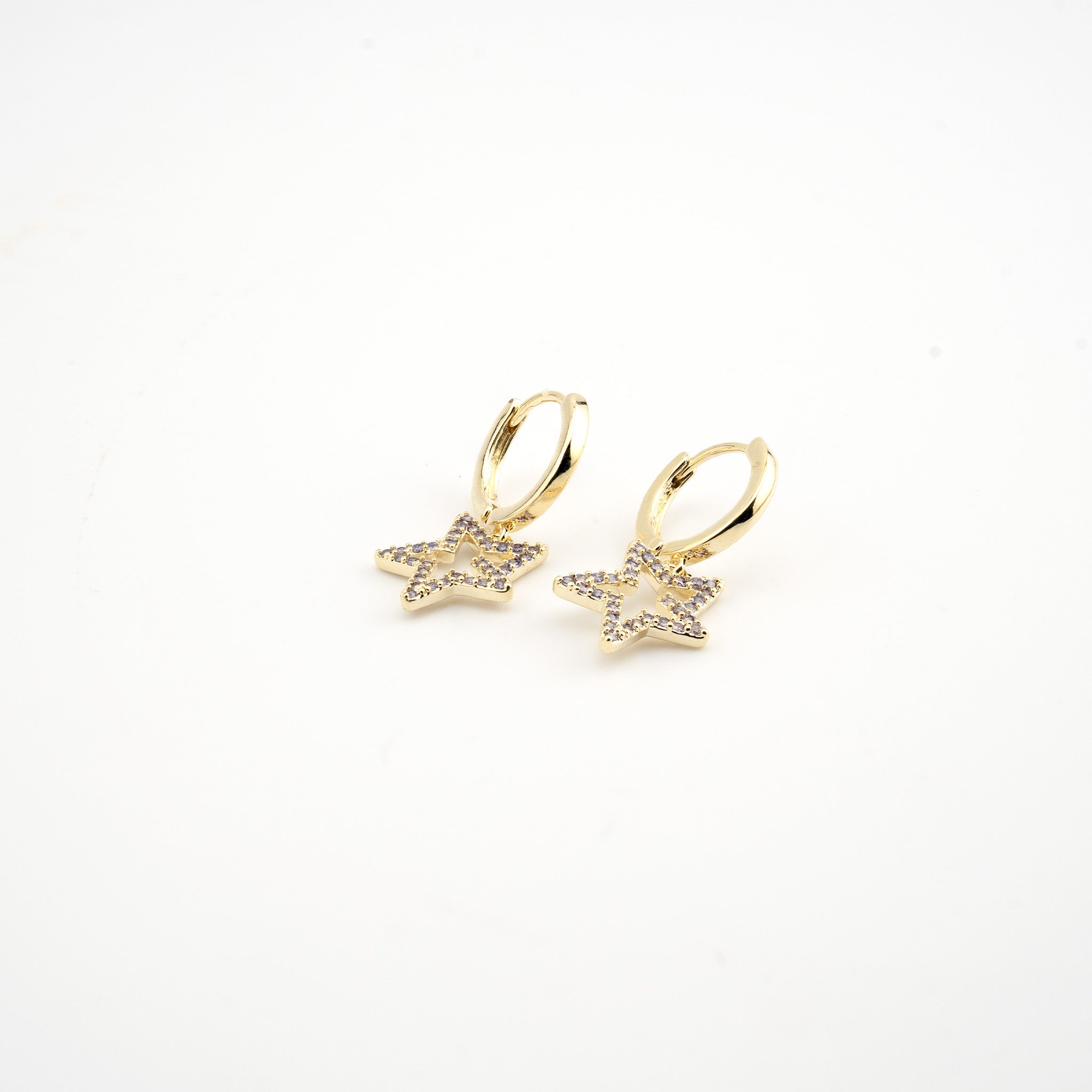 Huggie dorado con colgante en forma de estrella con cristales verdes