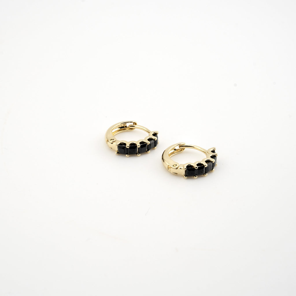 Huggie dorado con cristales negros