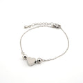 Pulsera plateada con conrazón en el centro y esferas