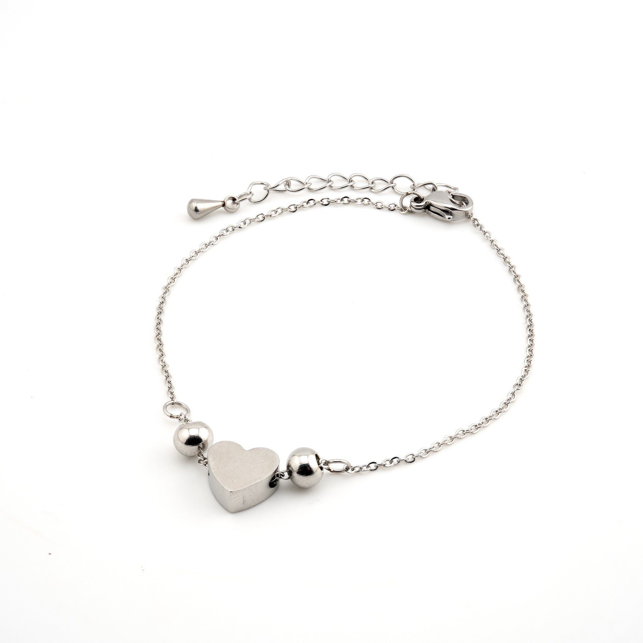 Pulsera plateada con conrazón en el centro y esferas