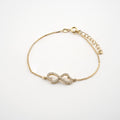 Pulsera dorada con un infinito formado por dos corazones