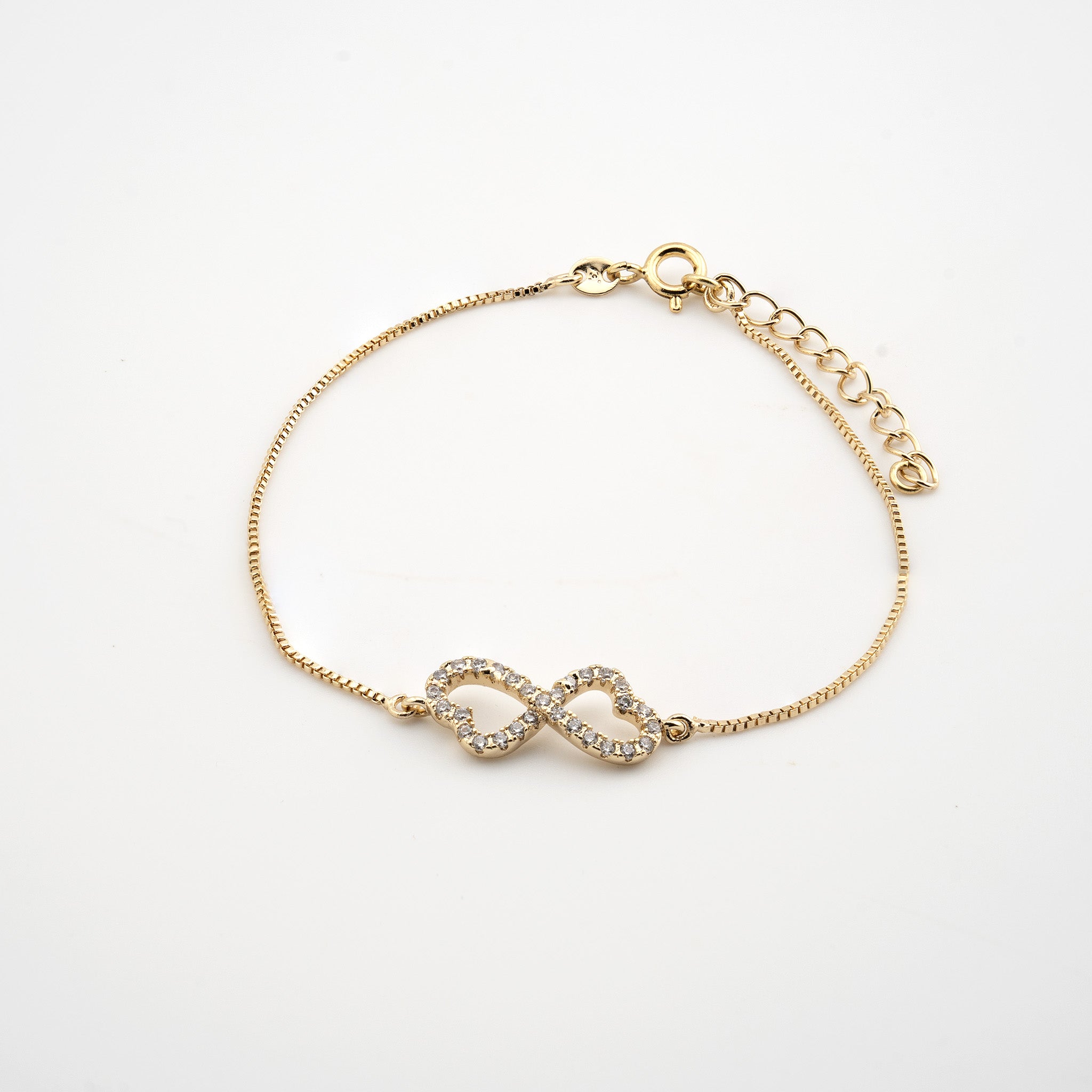 Pulsera dorada con un infinito formado por dos corazones