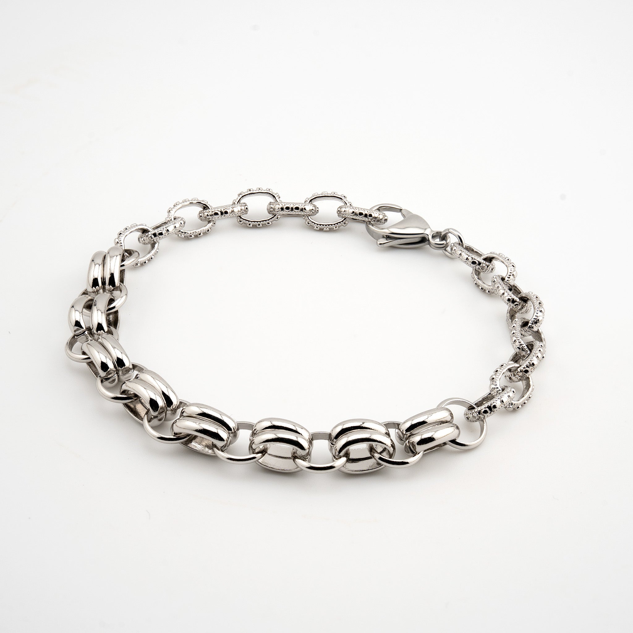Pulsera plateada con eslabones