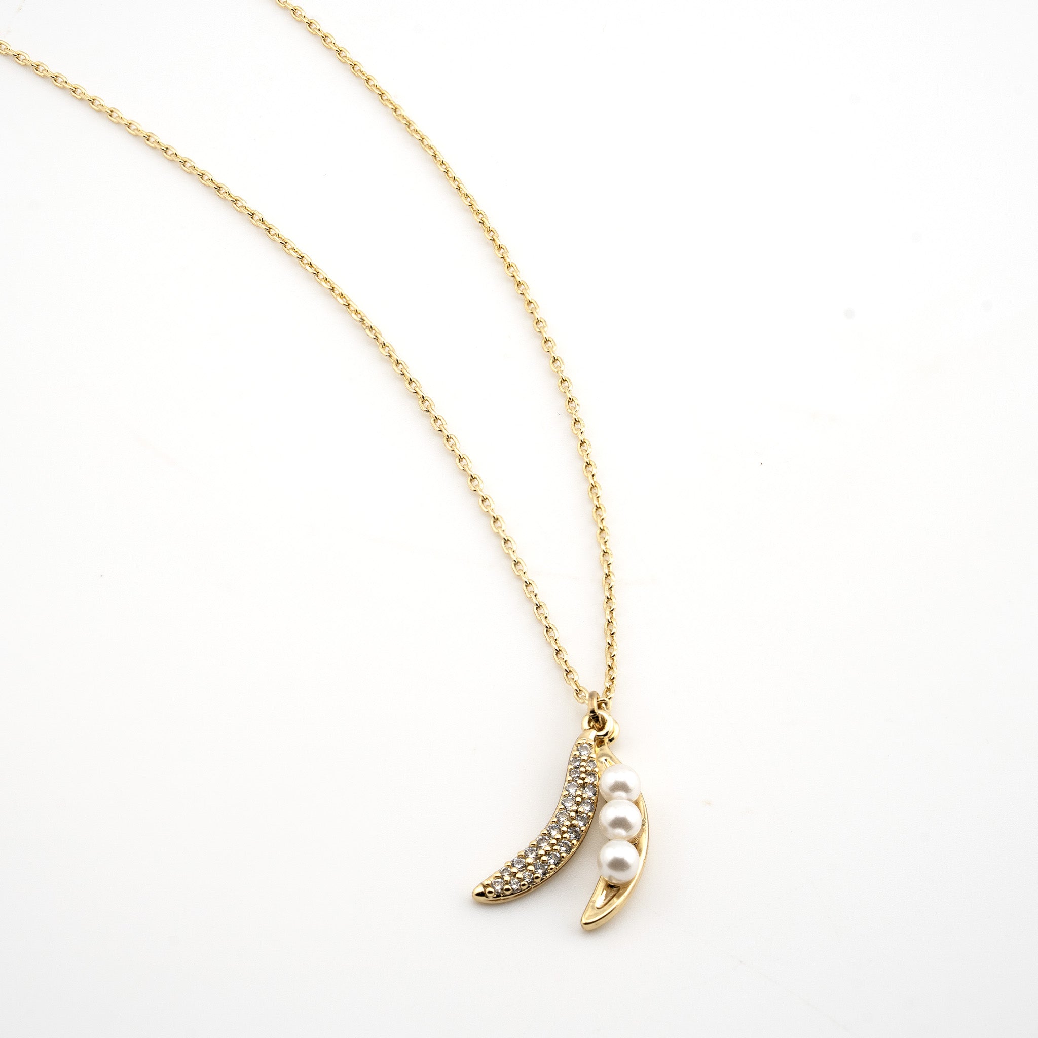 Collar dorado con colgante con zirconias y perlas
