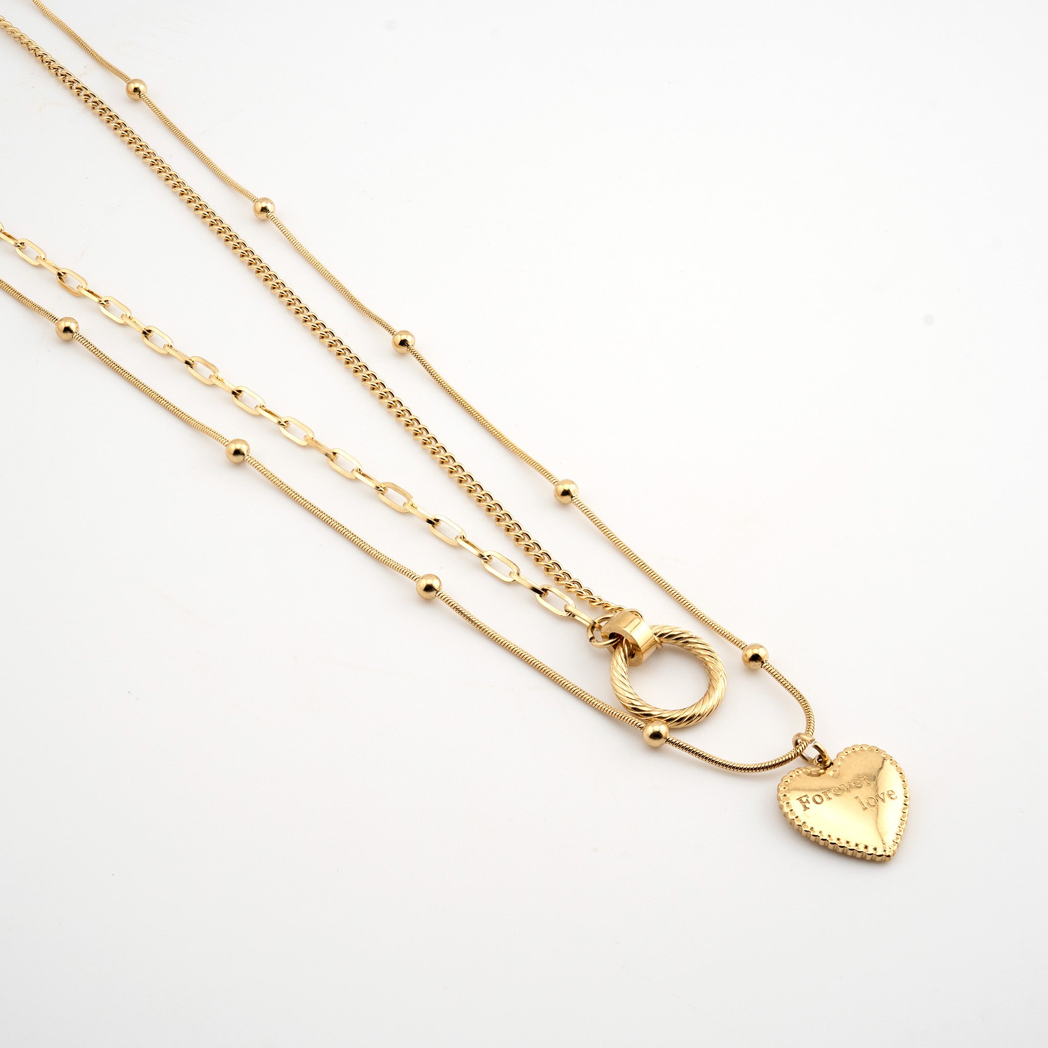 Collar rose gold (oro rosa) con colgante de corazón con un frase que dice “Forever love”