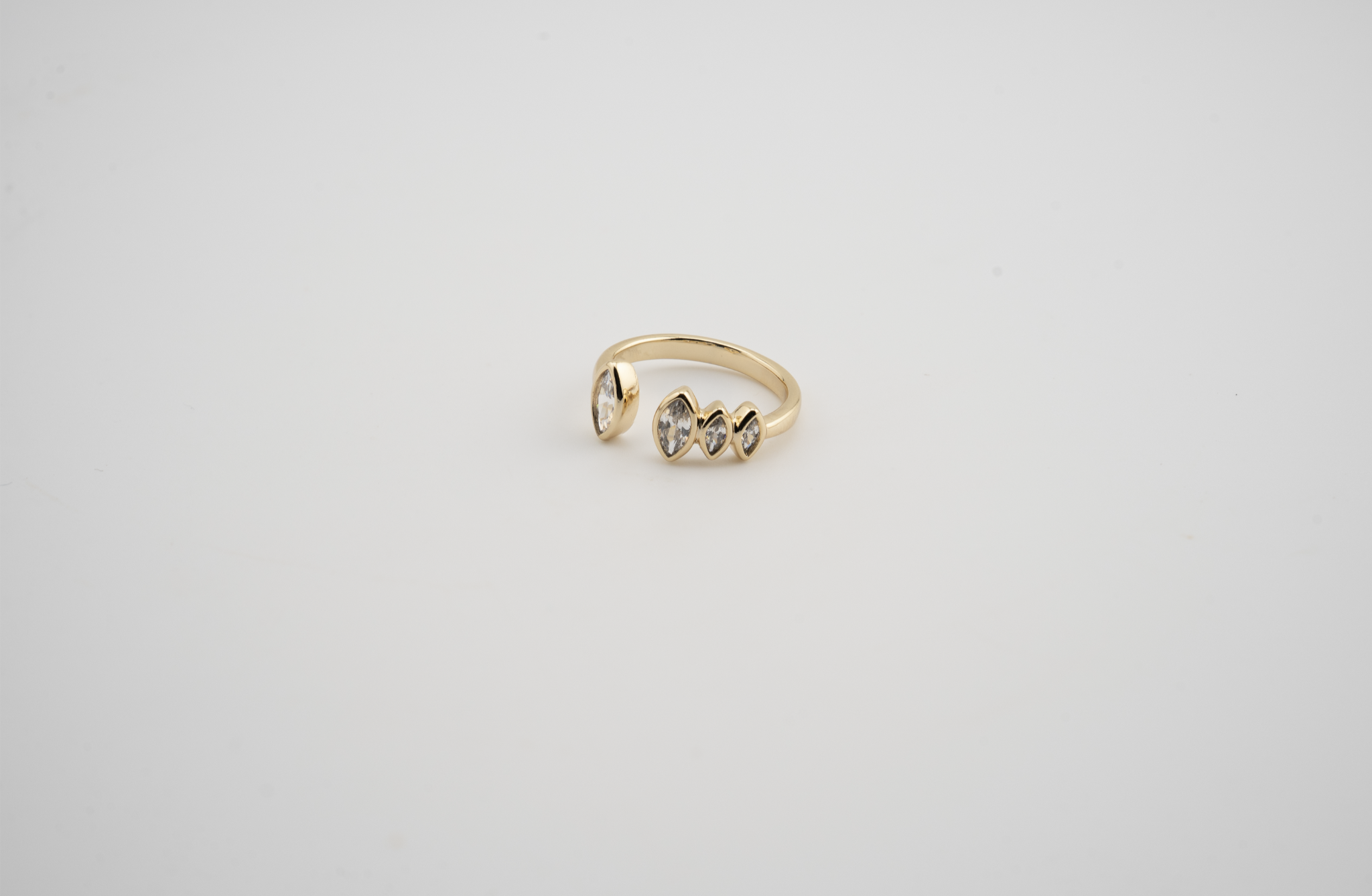 Anillo con zirconias